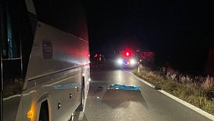 Tragický večer na ceste: Autobus zrazil muža, na mieste podľahol