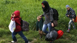 Fatima žije s deťmi v špinavom stane na hranici. V Sýrii jej vyvraždili rodinu