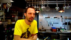 Pyco (35) kuchárom. Pozrite sa, ako mu to ide