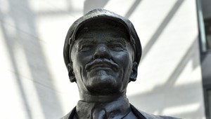 Lenin končí aj na Ukrajine. Zničili už viac ako 1 000 sôch