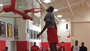 Lietajúci basketbalista. Neuveriteľne z výskoku pobozkal obruč