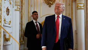 Lietadlo s Trumpom sa kvôli závade muselo vrátiť do USA. Do Davosu priletel náhradným