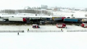 Hromadná nehoda na diaľnici, zrazilo sa 76 áut