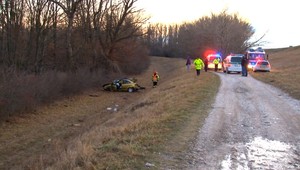 Muž pri venčení psa objavil vrak auta. Z dvoch mladíkov jeden nehodu neprežil