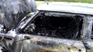 Mladý pár utiekol z horiaceho auta v poslednej chvíli