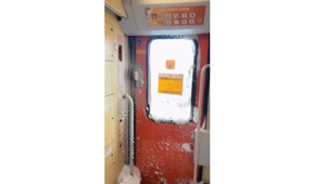 Polárny expres po slovensky? Cestujúci natočil zasnežený interiér vlaku