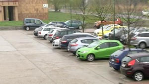 Zadarmo parkovanie pred nemocnicami má svoje prvé muchy