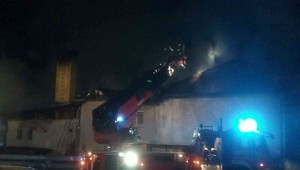 Rozsiahly požiar polyfunkčného domu. Hasiči zasahovali niekoľko hodín