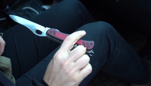 Muž manipuloval s nožom v autobuse. Po príchode polície uňho našli aj niečo iné