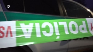 Muž zbil družku a vyhrážal sa jej zabitím. Ona preskočila cez balkón k susedom