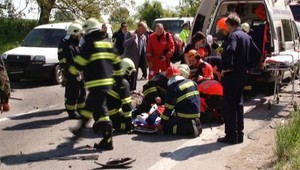 Pri Nitre havarovala sanitka, dvaja ťažko zranení