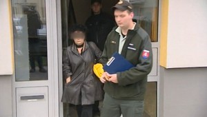 Majiteľka bytu zadržiavala veci nájomníkov, zhabala ju polícia