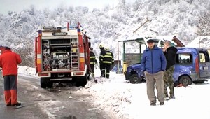 Hasiči havarovali a vleteli na autobusovú zastávku
