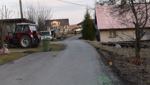 Traktorista s tromi promile v krvi zrazil trojročné dievčatko