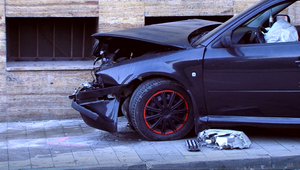 Policajnú naháňačku ukončil až múr. Za volant auta si sadol bez vodičského, dokonca nie prvýkrát