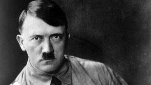 Hľadajú muža, ktorý kopíruje meno, vzhľad, aj obliekanie po nacistickom vodcovi