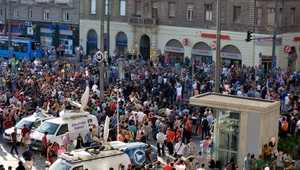 Noc v Budapešti: utečenci prespávajú na ulici a v metre