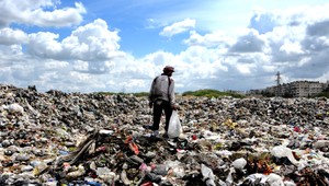 Planéta je zamorená plastmi. Slovenskí ochranári žiadajú zálohovanie plastových fliaš