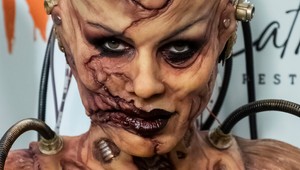 TOTO je kráľovná halloweenskych kostýmov. Otvoriť iba na vlastné riziko!