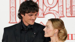 Všade ospevuje sexy kolegu a teraz takýto darček!? Manžela Margot Robbie môže aj roztrhnúť od zlosti