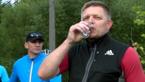 Prázdniny v politike. Fico chodí na slávnosti a opozícia upratuje vo vlastných radoch