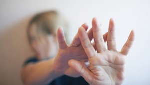 Nie znamená nie! V Česku jednohlasne schválili redefiníciu znásilnenia