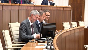 Nielen školáci, ale aj poslanci zasadli do lavíc. Riešili exekúcie ale aj štátne symboly