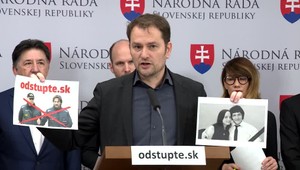 Opozícia požaduje odstúpenie Kaliňáka a Gašpara. Premiérovi vykrikujú Troškovú a Jasaňa