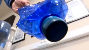 Ministerstvo chce začať so zálohovaním PET fliaš. Obchodníci sú zatiaľ proti