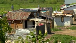 O desiatej večer mu hodili vedro plné cementu priamo do čelného skla idúceho auta