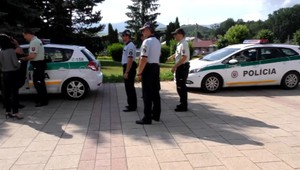 Policajti po anonymnom telefonáte prehľadávajú pobočky VÚB