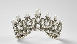 Z Louvre zmizli korunovačné klenoty! Lúpež storočia pripomína akčný film