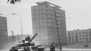 Študenti sediaci na ceste prikrytí československou vlajkou vzdorovali nespravodlivosti a brutalite. Pozrite si unikátne zábery z Prešova z augusta 1968