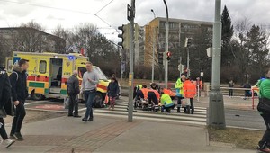 Vodič prešiel cez priechod na červenú. Zrazil štyroch ľudí, dvaja na mieste zomreli