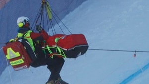 Ťažký pád v zjazde, nórskeho lyžiara transportoval z trate vrtuľník