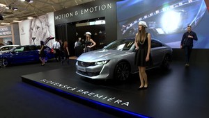 Autosalón v Bratislave. Krásne ženy a autá pod jednou strechou