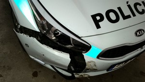 Naháňačka v Liptovskom Mikuláši. Opitý vodič sa na úteku zrazil s policajtmi