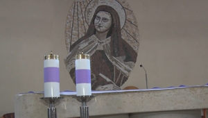 Neznámy vandal vypáčil dvere na kostole a zanechal po sebe spúšť. Prezradil ho alarm