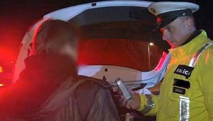Vodič s dvomi promile havaroval. Jazdil bez vodičáku a tykal policajtom