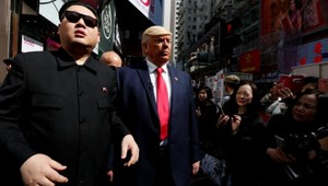 VIDEO: Donald Trump objímal a takmer pobozkal Kim Čong-una