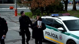 Mladík, ktorý dobodal tehotnú 17-ročnú partnerku putuje do väzby