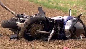 Vážna nehoda motorkára (28): Po náraze jeho motorku vymrštilo mimo cesty