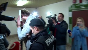 Výbuch plynu v Prešove: Senát súdu rozhodoval o sťažnosti obvinených mužov, pred budovou stál dav ľudí