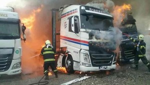 FOTO: Pri Sládkovičove horeli tri kamióny. Škody vyčíslili na 300 000 eur