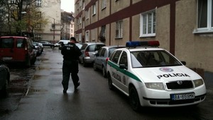 Brutalita v centre Bratislavy. Starenku zmlátili jej barlami!