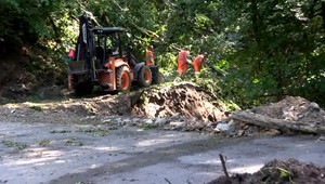 Poškodená cesta na Prednú Horu sa nedočkala opravy. Vláda sa začala zaoberať vysokou ponukou