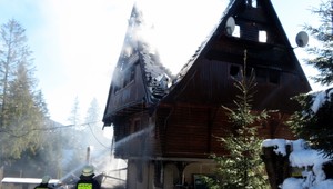 Požiar v Oraviciach. Z horiacej chaty vybiehali deti len v pyžamách