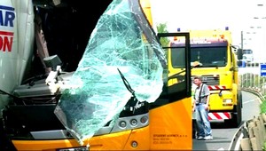 Autobus, auto a kamión. Nehoda paralyzovala Prahu