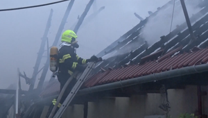 Požiar zničil víkendový dom manželov. Majiteľ sa pri hasení popálil
