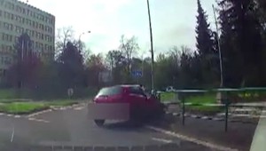 VIDEO: Zbesilú jazdu vozidla zastavili policajti až špeciálnym manévrom